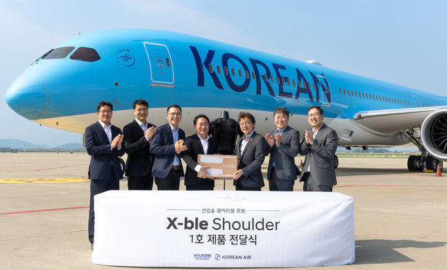 엑스블숄더1호전달식후행사참가자들이기념사진을촬영하는모습. 왼쪽부터 현대차·기아로보틱스사업1팀김종우팀장,현대차·기아관절로보틱스팀윤주영팀장,현대차·기아로보틱스사업실최리군상무,현대차·기아로보틱스랩현동진상무,대한항공항공우주사업본부정현보상무,대한항공항공우주사업본부기술3팀신도훈팀장,대한항공항공우주사업본부사업기획팀이대일팀장.