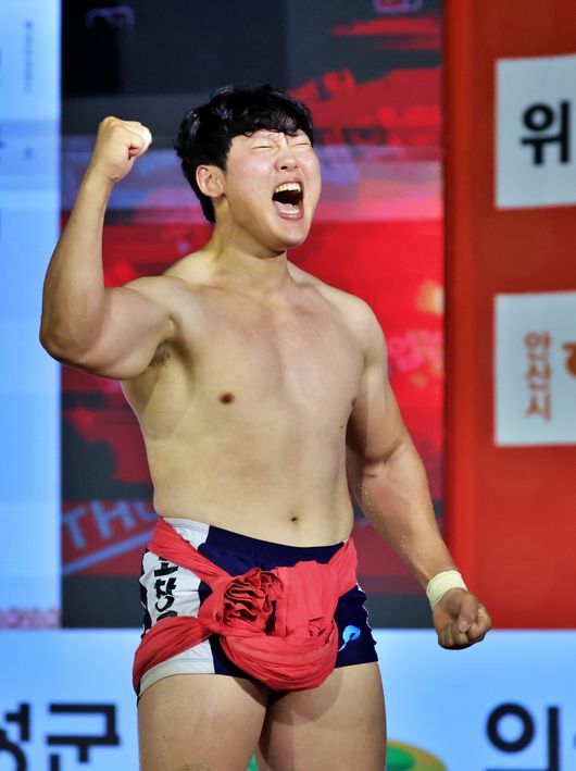 오창록(MG새마을금고씨름단)은 8일 충북 보은군 보은국민체육센터에서 열린 대회 한라급(105kg 이하) 장사 결정전(5전 3선승제)에서 이효진(울주군청)을 3-1로 꺾고 우승을 차지했다. 그는 약 1년9개월 만에 한라장사(105kg 이하) 타이틀을 되찾았다. / 대한씨름협회