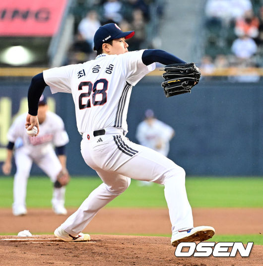 [OSEN=지형준 기자] 8일 오후 서울 잠실야구장에서 2025 신한 SOL Bank KBO리그 두산 베어스와 한화 이글스의 경기가 열렸다.이날 두산은 최승용, 한화는 문동주를 선발로 내세웠다.1회초 두산 최승용이 역투하고 있다. 2025.04.08 / jpnews@osen.co.kr
