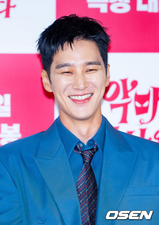 [OSEN=민경훈 기자] 9일 오전 서울 용산구 CGV 용산아이파크몰에서 영화 '악마가 이사왔다' 제작보고회가 열렸다.영화 '악마가 이사왔다'(이상근 감독)는 새벽마다 악마로 깨어나는 '선지'(임윤아 분)를 감시하는 기상천외한 아르바이트를 하게 된 청년 백수 '길구'(안보현)의 영혼 탈탈 털리는 이야기를 담은 악마 들린 코미디다.배우 안보현이 미소짓고 있다. 2025.07.09 / rumi@osen.co.kr