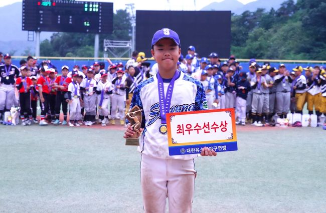 이번 대회에서 15타수 6안타(타율 .400) 2루타 6개 5타점 6득점을 기록하며 팀의 리더로서 전경기 공수에서 맹활약한 김도윤(시흥시유소년야구단)이 대회 최우수선수상(MVP), 황현민(남양주야놀유소년야구단)과 홍재민(시흥시유소년야구단)이 우수선수상을 차지했다. / 대한유소년야구연맹