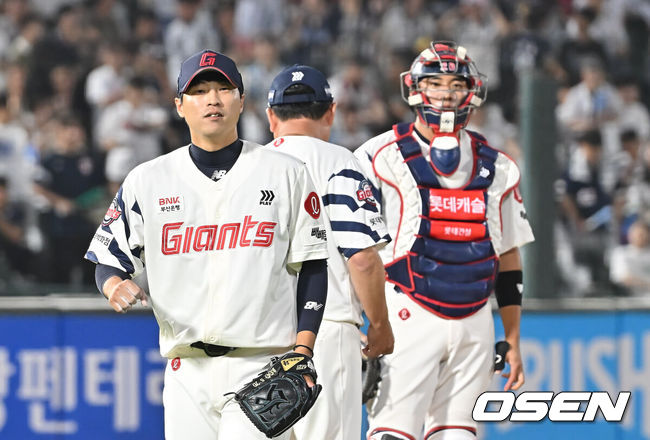 [OSEN=부산, 이석우 기자] 8일 부산 사직야구장에서 2025 신한 SOL 뱅크 KBO 리그 롯데 자이언츠와 두산 베어스의 경기가 열렸다. 홈팀 롯데는 홍민기가, 방문팀 두산은 최민석이 선발 출전했다.롯데 자이언츠 구승민이 8회초 두산 베어스 정수빈을 볼넷으로 내보내고 교체되고 있다. 2025.07.08 / foto0307@osen.co.kr