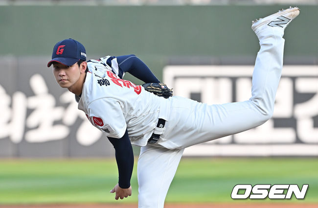[OSEN=부산, 이석우 기자] 8일 부산 사직야구장에서 2025 신한 SOL 뱅크 KBO 리그 롯데 자이언츠와 두산 베어스의 경기가 열렸다. 홈팀 롯데는 홍민기가, 방문팀 두산은 최민석이 선발 출전했다.롯데 자이언츠 선발 투수 홍민기가 역투하고 있다. 2025.07.08 / foto0307@osen.co.kr