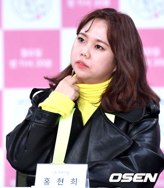 [OSEN=최규한 기자] 4일 오전 서울 상암동 MBC에서 새 뷰티 예능 프로그램 ‘언니네 쌀롱’ 제작발표회가 열렸다.개그우먼 홍현희가 참석해 인사말을 준비하고 있다. /dreamer@osen.co.kr