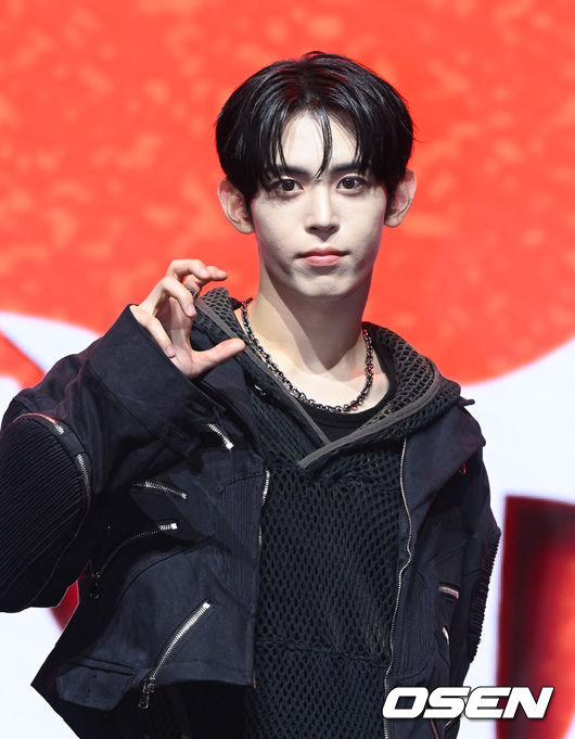 [OSEN=조은정 기자]나우즈(현빈, 윤, 연우, 진혁, 시윤) 첫 미니 앨범 '이그니션(IGNITION)' 발매 기념 쇼케이스가 9일 서울 광진구 예스24 라이브홀에서 열렸다.타이틀곡인 '에버글로우(EVERGLOW)'는 지치지 않고 꿋꿋하게 다시 일어서는 청춘의 패기와 열정을 강렬한 메탈 사운드로 표현한 록 트랙으로 차별화된 사운드와 진정성 넘치는 메시지로 공감을 이끌어낼 예정이다. 나우즈 현빈이 포즈를 취하고 있다. 2025.07.09 /cej@osen.co.kr