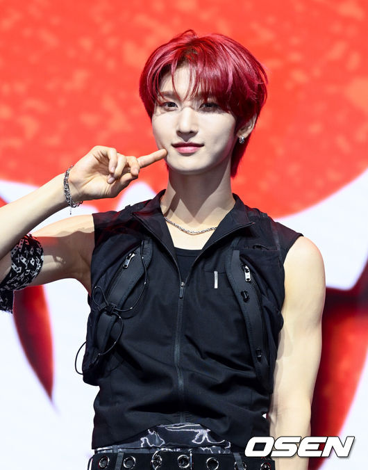 [OSEN=조은정 기자]나우즈(현빈, 윤, 연우, 진혁, 시윤) 첫 미니 앨범 '이그니션(IGNITION)' 발매 기념 쇼케이스가 9일 서울 광진구 예스24 라이브홀에서 열렸다.타이틀곡인 '에버글로우(EVERGLOW)'는 지치지 않고 꿋꿋하게 다시 일어서는 청춘의 패기와 열정을 강렬한 메탈 사운드로 표현한 록 트랙으로 차별화된 사운드와 진정성 넘치는 메시지로 공감을 이끌어낼 예정이다. 나우즈 연우가 포즈를 취하고 있다. 2025.07.09 /cej@osen.co.kr