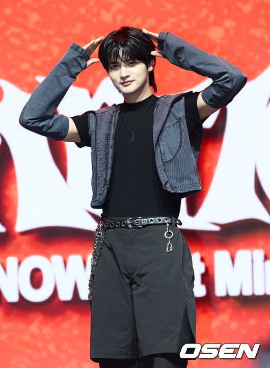 [OSEN=조은정 기자]나우즈(현빈, 윤, 연우, 진혁, 시윤) 첫 미니 앨범 '이그니션(IGNITION)' 발매 기념 쇼케이스가 9일 서울 광진구 예스24 라이브홀에서 열렸다.타이틀곡인 '에버글로우(EVERGLOW)'는 지치지 않고 꿋꿋하게 다시 일어서는 청춘의 패기와 열정을 강렬한 메탈 사운드로 표현한 록 트랙으로 차별화된 사운드와 진정성 넘치는 메시지로 공감을 이끌어낼 예정이다. 나우즈 윤이 포즈를 취하고 있다. 2025.07.09 /cej@osen.co.kr