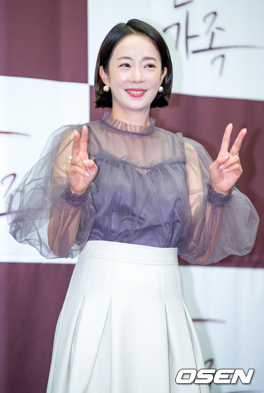 [OSEN=민경훈 기자] 31일 오후 서울 마포구 상암동 스탠포드호텔 그랜드볼룸에서 드라마 '완벽한 가족' 기자간담회가 열렸다.진행 MC를 맡은 박은영 아나운서가 포토타임을 갖고 있다. 2023.08.31 / rumi@osen.co.kr