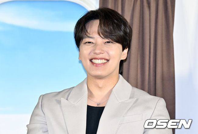 [OSEN=조은정 기자]영화 '하이재킹(감독 김성한)’ 제작보고회가 22일 서울 용산구 CGV용산아이파크몰에서 열렸다.이날 제작보고회에는 김성한 감독과 함께 주연 배우 하정우, 여진구, 성동일, 채수빈이 참석했다. '하이재킹'은 1971년 대한민국 상공에서 여객기가 납치된 일촉즉발의 상황, 도망칠 수 없는 한정된 공간이 주는 긴장감을 리얼타임으로 전하며 강렬한 영화적 경험을 선사할 예정이다. 또한 믿고 보는 배우 하정우, 여진구, 성동일, 채수빈의 연기로 만든 독보적인 시너지는 올여름 극장가를 사로잡을 것이다. 오는 6월 21일 개봉한다.배우 여진구가 질의응답 시간을 갖고 있다. 2024.05.22 /cej@osen.co.kr