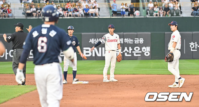 [OSEN=부산, 이석우 기자] 9일 부산 사직야구장에서 2025 신한 SOL 뱅크 KBO 리그 롯데 자이언츠와 두산 베어스의 경기가 열렸다. 홈팀 롯데는 이민석이, 방문팀 두산은 곽빈이 선발 출전했다.롯데 자이언츠 한태양과 전민재가 2회초 2사 1,3루 두산 베어스 오명진의 타루에 정수빈이 맞았다며 어필하고 있다. 2025.07.09 / foto0307@osen.co.kr