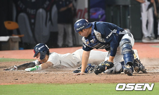 [OSEN=부산, 이석우 기자] 9일 부산 사직야구장에서 2025 신한 SOL 뱅크 KBO 리그 롯데 자이언츠와 두산 베어스의 경기가 열렸다. 홈팀 롯데는 이민석이, 방문팀 두산은 곽빈이 선발 출전했다.롯데 자이언츠 한태양이 9회말 1사 3루 이호준의 1루 땅볼때 홈에서 세이프되고 있다. 2025.07.09 / foto0307@osen.co.kr