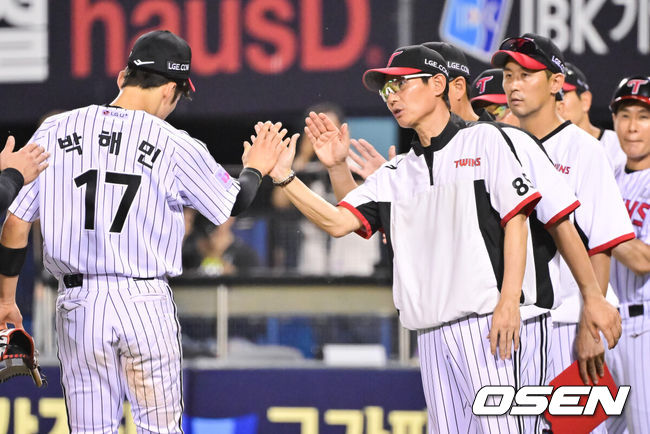 [OSEN=잠실, 박준형 기자] 프로야구 LG 트윈스가키움 히어로즈를 꺾고 2연승을 달렸다.LG는 9일 서울 잠실구장에서 열린 2025 KBO리그 키움과 경기에서 16안타를 터뜨리며 12-6으로 승리했다. LG는 전반기 최소 공동 2위를 확보했다.경기종료 후 LG 염경엽 감독이 박해민과 하이파이브를 하고 있다. 2025.07.09 /  soul1014@osen.co.kr