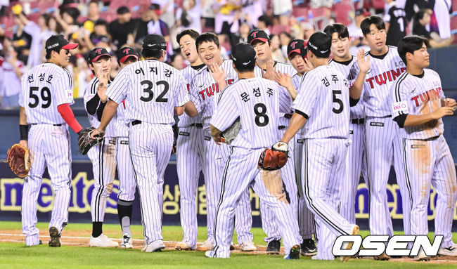 [OSEN=잠실, 박준형 기자] 프로야구 LG 트윈스가키움 히어로즈를 꺾고 2연승을 달렸다.LG는 9일 서울 잠실구장에서 열린 2025 KBO리그 키움과 경기에서 16안타를 터뜨리며 12-6으로 승리했다. LG는 전반기 최소 공동 2위를 확보했다.경기종료 후 LG 선수들이 승리의 기쁨을 나누고 있다.  2025.07.09 /  soul1014@osen.co.kr