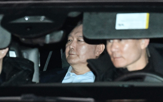 내란 우두머리 혐의로 고위공직자범죄수사처에 체포된 윤석열 대통령이 지난 1월 15일 오후 경기 과천시 공수처에서 조사를 마치고 서울구치소로 이동하고 있다. 연합뉴스