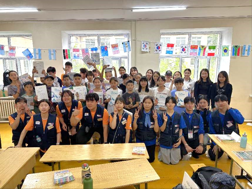▲다르항시 어드종합학교에서 몽골 학생들과 함께 교육봉사 활동을 마친 뒤, 서울과기대-국립군산대 연합봉사단이 단체사진을 촬영하고 있다.