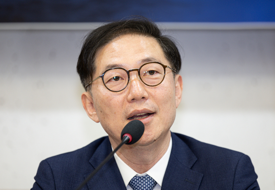 천해성 전 통일부 차관이 지난 4월 14일 오전 서울 여의도 국회 의원회관에서 열린 동북아평화경제협회 세미나에서 주제발표를 하고 있다. 뉴스1
