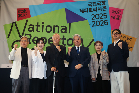 국립극장이 9일 2025~2026 시즌 레퍼토리를 공개했다. 이날 열린 기자 간담회에 참석한 채치성 국립국악관현악단 단장(왼쪽부터), 유은선 국립창극단 단장, 배우 송승환, 박인건 국립극장장, 박정희 국립극단 단장, 김종덕 국립무용단 단장. 연합뉴스