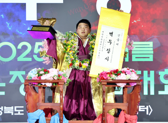 김동현(용인특례시청)이 보은장사씨름대회 백두급 정상에 오르며 민속씨름 데뷔 이후 통산 네 번째 꽃가마에 올랐다. 사진 대한씨름협회