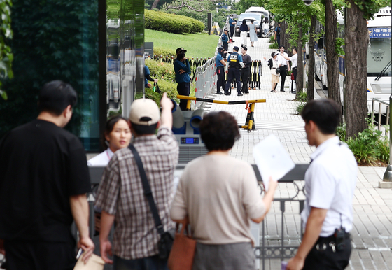 12·3 비상계엄과 관련해 특검의 수사를 받는 윤석열 전 대통령의 두 번째 영장실질심사를 앞둔 9일 서울 서초구 중앙지법에서 직원들이 보안 검사를 하고 있다.뉴스1