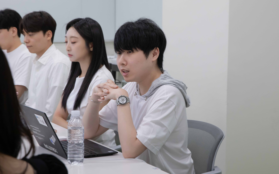  이종호 토스 보안팀 리더가 7일 서울 강남구 토스 본사에서 열린 해킹 시연회에서 토스의 해킹 방지 앱인 '피싱 제로'를 설명하고 있다. 사진 토스