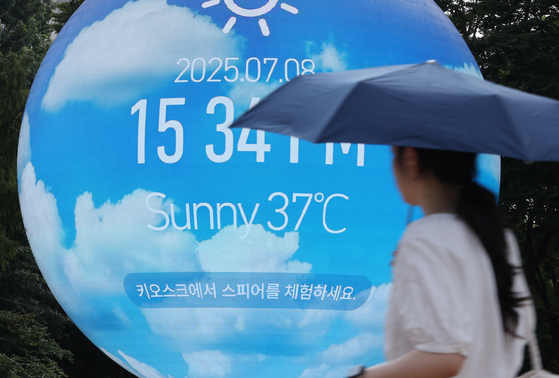 폭염 경보가 발효 중인 8일 서울 송파구 한 조형물에 현재 온도가 표시돼 있다. [연합뉴스]