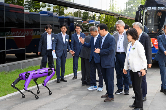 정태호 국정기획위원회 경제1분과장이 2일 오후 경기 화성 현대자동차 그룹 남양연구소를 찾아 사족보행 로봇 개 '스팟'을 살펴보고 있다. 국정기획위