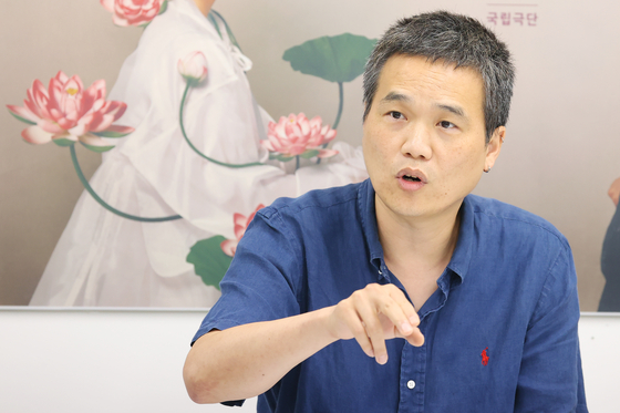 국립극단 연극 '삼매경'의 이철희 연출이 7일 서울 중구 국립극단에서 열린 라운드 인터뷰에서 질문에 답하고 있다. 이철희는 전통적인 소재를 현대적 맥락으로 재조명한 작품을 연이어 연출하며 주목받고 있다. 연합뉴스