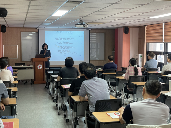 지난달 24일 대한적십자사 부산지사에서 이필범 부산시교육청 장학사가 교육 대상자들에게 현장체험학습 안전요원 인력풀 등록에 대해 설명하고 있다. 사진 부산시교육청 