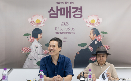 연극 '삼매경'의 이철희 연출(왼쪽)이 7일 서울 중구 국립극단에서 열린 라운드 인터뷰에서 미소 짓고 있다. 오른쪽은 주인공 '도념'을 연기한 배우 지춘성.뉴스1