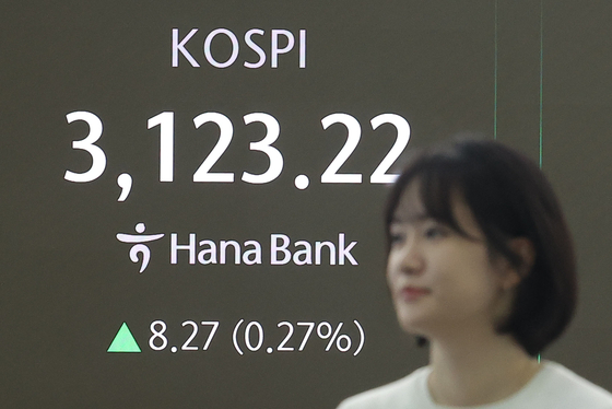  9일 오전 서울 중구 하나은행 본점 딜링룸에서 딜러가 업무를 보고 있다. 연합뉴스