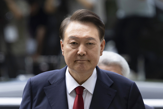 12·3 비상계엄과 관련해 특검의 수사를 받는 윤석열 전 대통령이 9일 서울 서초구 서울중앙지법에서 열린 영장실질심사에 출석하고 있다.연합뉴스