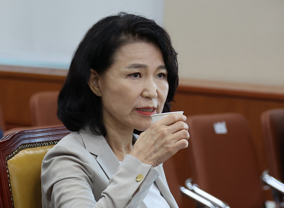 이진숙 방송통신위원장이 지난 7일 오후 국회에서 열린 과학기술정보방송통신위원회 전체회의에 출석해 물을 마시고 있다. 임현동 기자