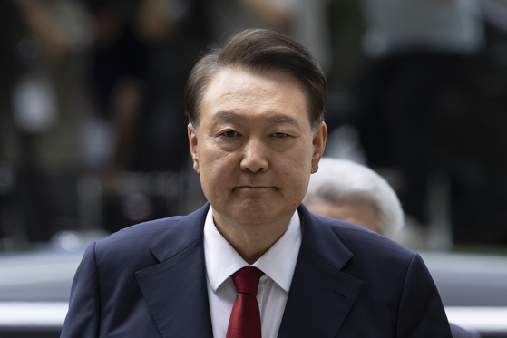 윤석열 전 대통령이 9일 오후 구속 전 피의자 심문(영장실질심사)을 받기 위해 서울 서초구 서울중앙지방법원으로 들어서고 있다. 사진공동취재단