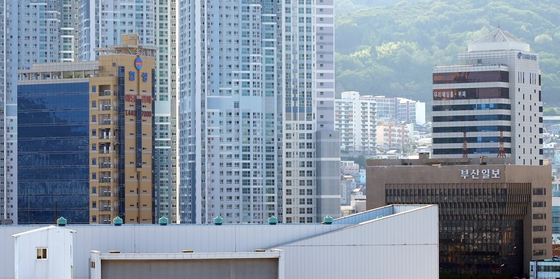 10일 해양수산부가 임차하기로 한 IM빌딩(오른쪽의 부산일보 뒤 흰색 건물)과 협성타워(왼쪽의 노란색 건물). 연합뉴스