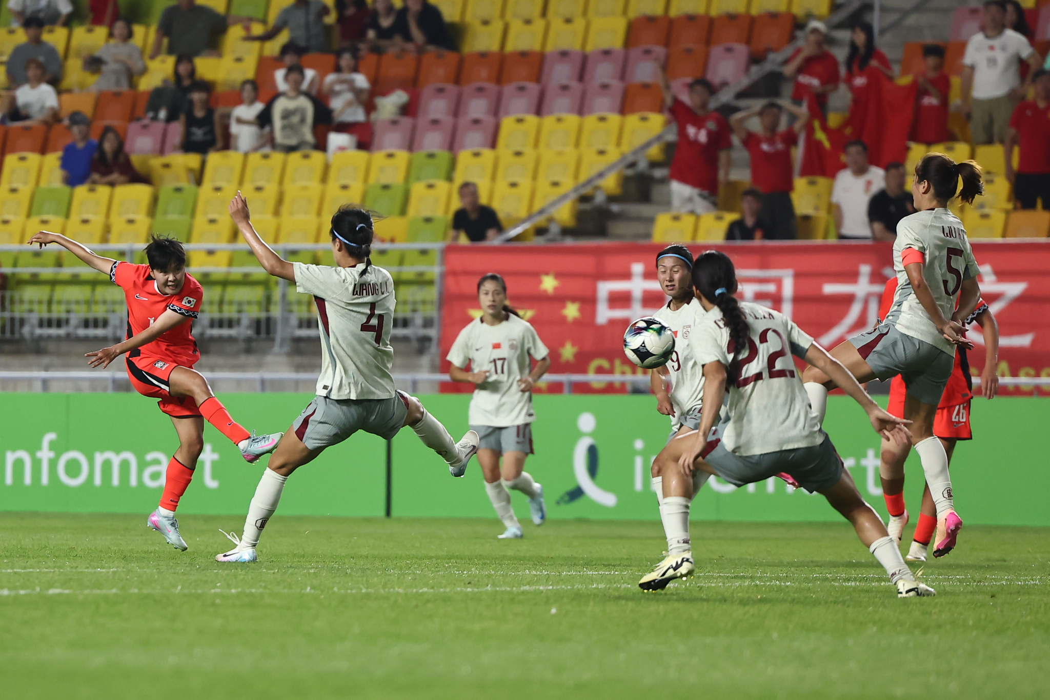 한국여자축구대표팀 지소연(왼쪽)이 9일 수원월드컵경기장에서 열린 동아시안컵 중국전 후반 추가시간에 극적인 동점골을 뽑아내고 있다. [연합뉴스]