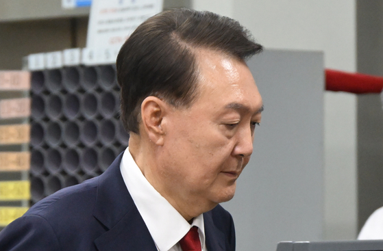 윤석열 전 대통령이 지난 9일 오후 서울 서초구 서울중앙지법에서 구속 전 피의자 심문(영장실질심사)를 마치고 나오고 있다. 사진공동취재단 