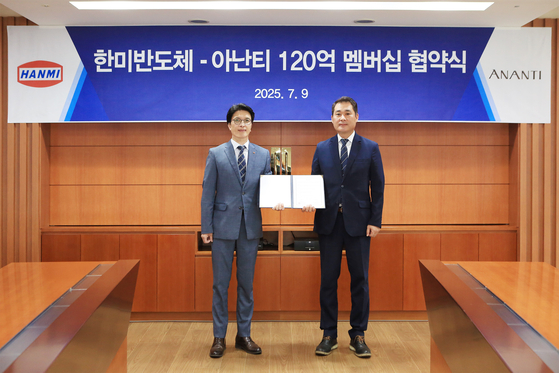 지난 9일 윤평 한미반도체 상무(왼쪽)와 이경탁 아난티 이사(오른쪽)가 한미반도체 본사에서 120억원 규모의 프리미엄 멤버십을 체결했다. 한미반도체