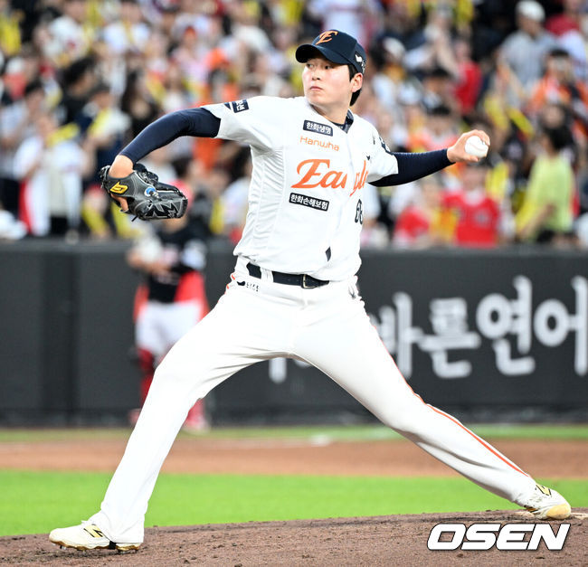 [OSEN=대전, 이대선 기자] 9일 오후 대전 한화생명볼파크에서 2025 신한 SOL Bank KBO리그 한화 이글스와 KIA 타이거즈의 경기가 열렸다.한화는 문동주, KIA는 양현종 선발로 내세웠다.4회초 1사 2루에서 한화 조동욱이 역투하고 있다. 2025.07.08 /sunday@osen.co.kr
