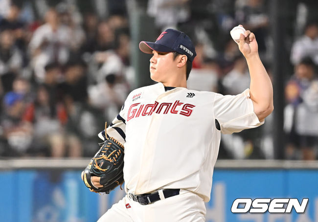 [OSEN=부산, 이석우 기자] 9일 부산 사직야구장에서 2025 신한 SOL 뱅크 KBO 리그 롯데 자이언츠와 두산 베어스의 경기가 열렸다. 홈팀 롯데는 이민석이, 방문팀 두산은 곽빈이 선발 출전했다.롯데 자이언츠 심재민이 역투하고 있다. 2025.07.09 / foto0307@osen.co.kr