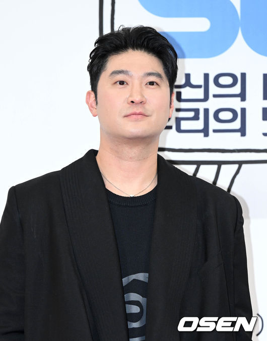[OSEN=조은정 기자]3일 오후 서울 영등포구 KBS홀에서 공영방송 50주년 특집 '당신의 KBS, 우리의 50년' 레드카펫 행사가 열렸다.다이나믹듀오 최자가 포즈를 취하고 있다. 2023.03.03 /cej@osen.co.kr