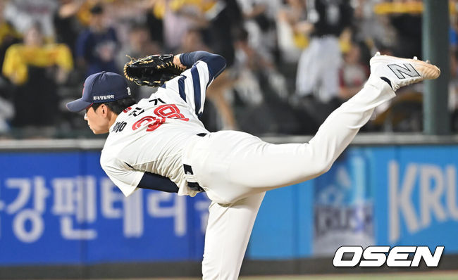 [OSEN=부산, 이석우 기자] 1일 부산 사직야구장에서 2025 신한 SOL 뱅크 KBO 리그 롯데 자이언츠와 LG 트윈스의 경기가 열렸다. 홈팀 롯데는 데이비슨이, 방문팀 LG는 에르난데스가 선발 출전했다.롯데 자이언츠 홍민기가 역투하고 있다. 2025.07.01 / foto0307@osen.co.kr