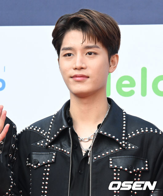 [OSEN=조은정 기자] 27일 오후 서울 송파구 잠실 실내체육관에서 '제11회 가온차트뮤직 어워즈'에 앞서 레드카펫 포토월 행사가 진행됐다.NCT 127 태일이 레드카펫을 밟으며 포즈를 취하고 있다. 2022.01.27 /cej@osen.co.kr