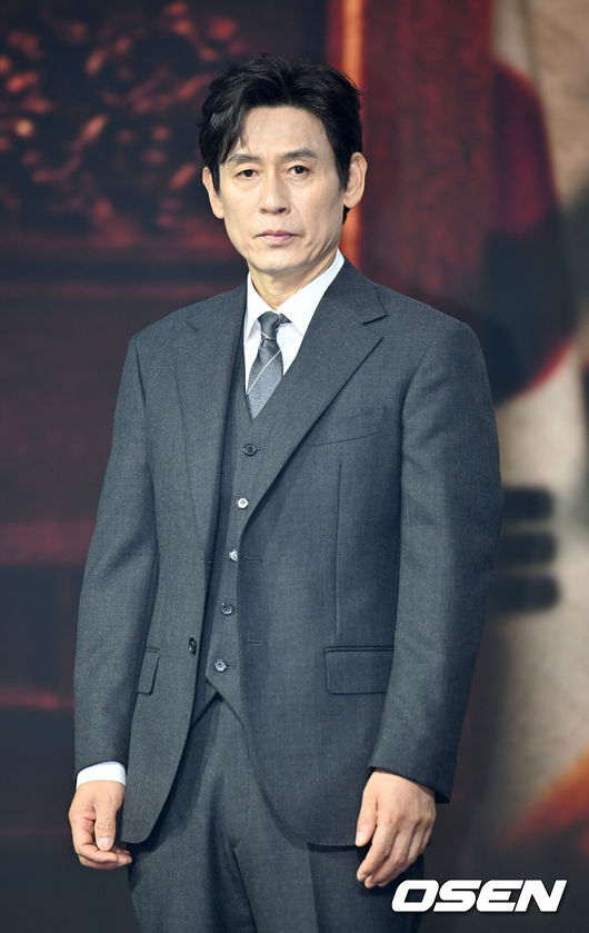 [OSEN=김성락 기자] 25일 오후 서울 종로구 JW 메리어트 동대문 스퀘어에서 넷플릭스 오지리널 돌풍의 제작발표회가 열렸다. 이날 행사에는 배우 설경구, 김희애, 김용완 감독, 박경수 작가가 참석했다. 배우 설경구가 포토타임을 갖고 있다. 2024.06.25 / ksl0919@osen.co.kr