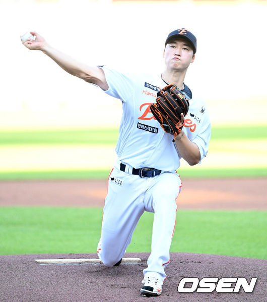 [OSEN=대전, 이대선 기자] 9일 오후 대전 한화생명볼파크에서 2025 신한 SOL Bank KBO리그 한화 이글스와 KIA 타이거즈의 경기가 열렸다.한화는 문동주, KIA는 양현종 선발로 내세웠다.1회초 무사에서 한화 선발투수 엄상백이 역투하고 있다. 2025.07.08 /sunday@osen.co.kr
