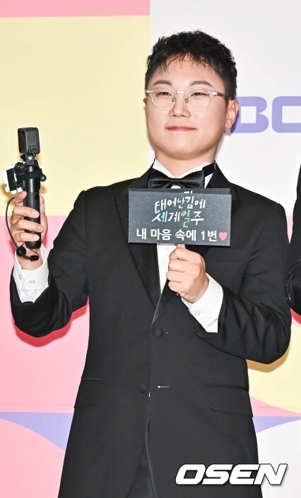 [OSEN=박준형 기자]빠니보틀과 덱스, 기안84가 포즈를 취하고 있다.   2023.12.29 / soul1014@osen.co.kr