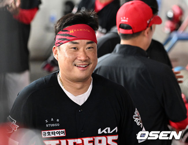 [OSEN=대전, 이대선 기자] 10일 오후 대전 한화생명볼파크에서 2025 신한 SOL Bank KBO리그 한화 이글스와 KIA 타이거즈의 경기가 열렸다.한화는 황준서, KIA는 네일을 선발로 내세웠다.5회말 2사 1,2루에서 KIA 네일이 한화 최인호에게 볼넷을 허용했다. 포수 김태군이 베이스에 발이 떨어져 있는 3루주자 유로결을 견제사 아웃 처리하고 더그아웃에서 웃고 있다. 2025.07.10 /sunday@osen.co.kr