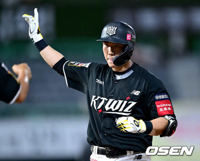 [OSEN=인천, 최규한 기자] 10일 인천 SSG랜더스필드에서 ‘2025 신한 SOL Bank KBO리그’ SSG 랜더스와 KT 위즈의 경기가 열렸다.홈팀 SSG는 드류 앤더슨, 방문팀 KT는 고영표를 선발로 내세웠다.7회초 1사 2루 상황 KT 오윤석이 달아나는 1타점 적시타를 날리고 1루에 안착해 기뻐하고 있다 . 2025.07.10 / 