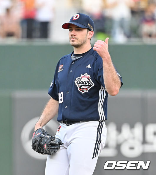 [OSEN=부산, 이석우 기자] 10일 부산 사직야구장에서 2025 신한 SOL 뱅크 KBO 리그 롯데 자이언츠와 두산 베어스의 경기가 열렸다. 홈팀 롯데는 나균안이, 방문팀 두산은 잭로그가 선발 출전했다.두산 베어스 선발 투수 잭로그가 사인을 보내고 있다. 2025.07.10 / foto0307@osen.co.kr