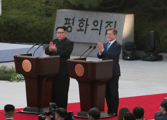 2018 남북정상회담이 열린 2018년 4월 27일 오후 문재인 대통령과 김정은 북한 국무위원장이 평화의 집 앞에서 판문점 선언을 낭독하고 있다. 사진 청와대사진기자단 