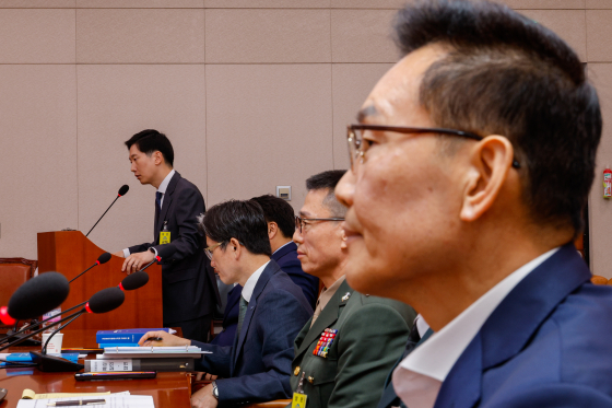 '멋쟁해병' 단톡방 내용을 공익신고한 김규현 변호사가 지난해 10월 서울 여의도 국회 법사위에서 열린 고위공직자범죄수사처 국정감사에 출석해 의원 질의에 답하고 있다. 왼쪽부터 김 변호사, 최택용 씨, 오동운 공수처장, 임성근 전 사단장, 송호종 씨. 뉴스1